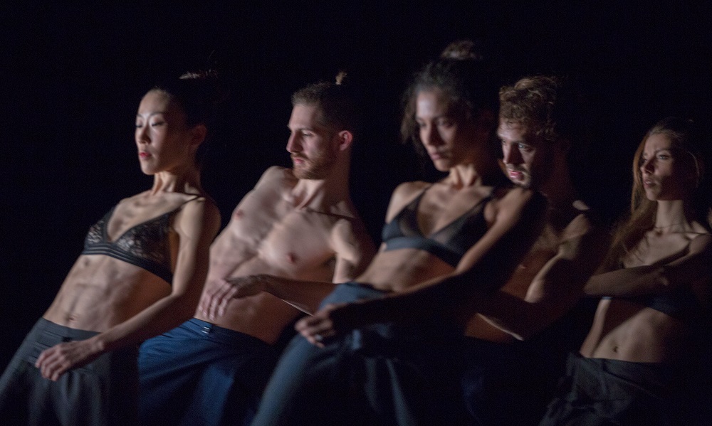 Cie.Linga „Flow“. ch: Katarzyna Gdaniec
Bühne : Marco Cantalupo