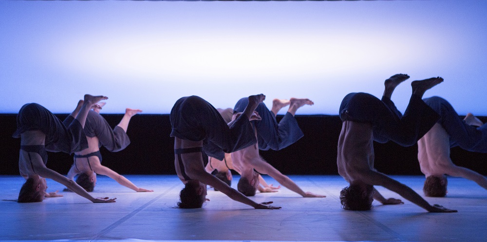 Cie.Linga „Flow“. ch: Katarzyna Gdaniec
Bühne : Marco Cantalupo