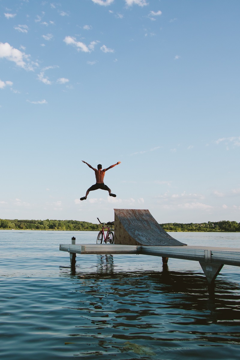 vecteezy_bike-jump-into-lake_1224006 – crédit Austin Fruits